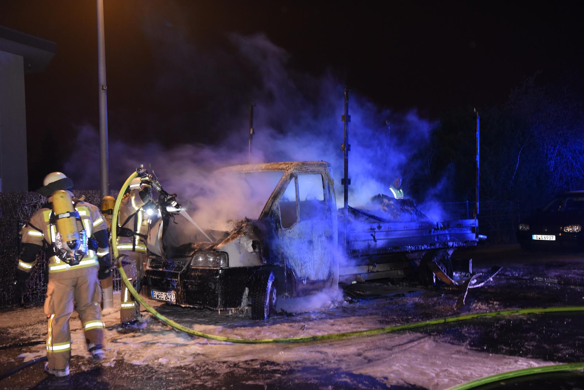 Mahlsdorf, 26. Januar 2019: In der Sudermannstraße brannte gegen 1 Uhr ein Kleintransporter. Von Brandstiftung wird ausgegangen. Die Polizei vermutet Brandstiftung.