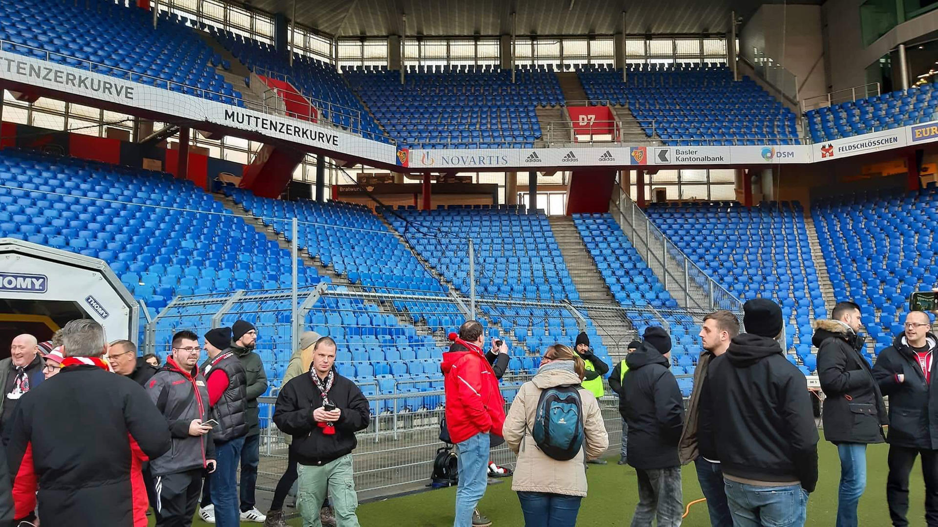 Platzsturm der friedlichen Art: Rund 150 Union-Fans dürfen den Basler St.-Jakobs-Park besuchen und werden überall herumgeführt. 