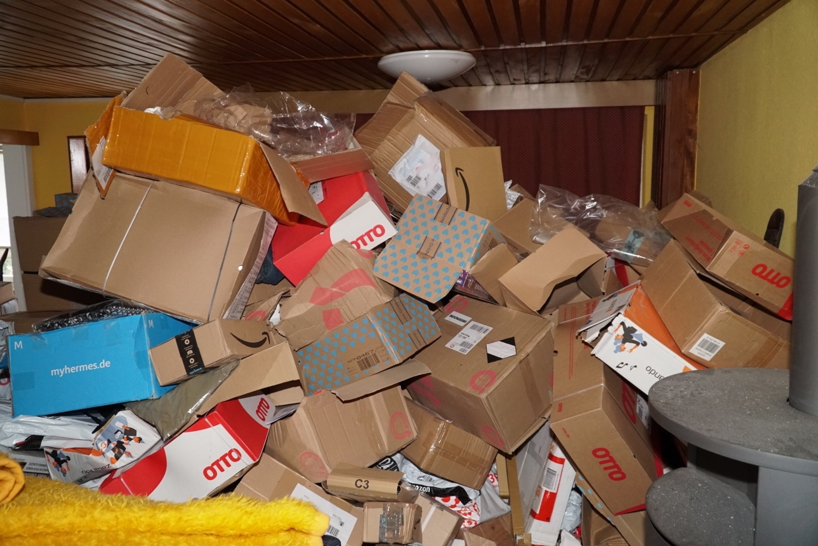 Die unterschlagenen Pakete stapeln sich bis unter die Decke.  