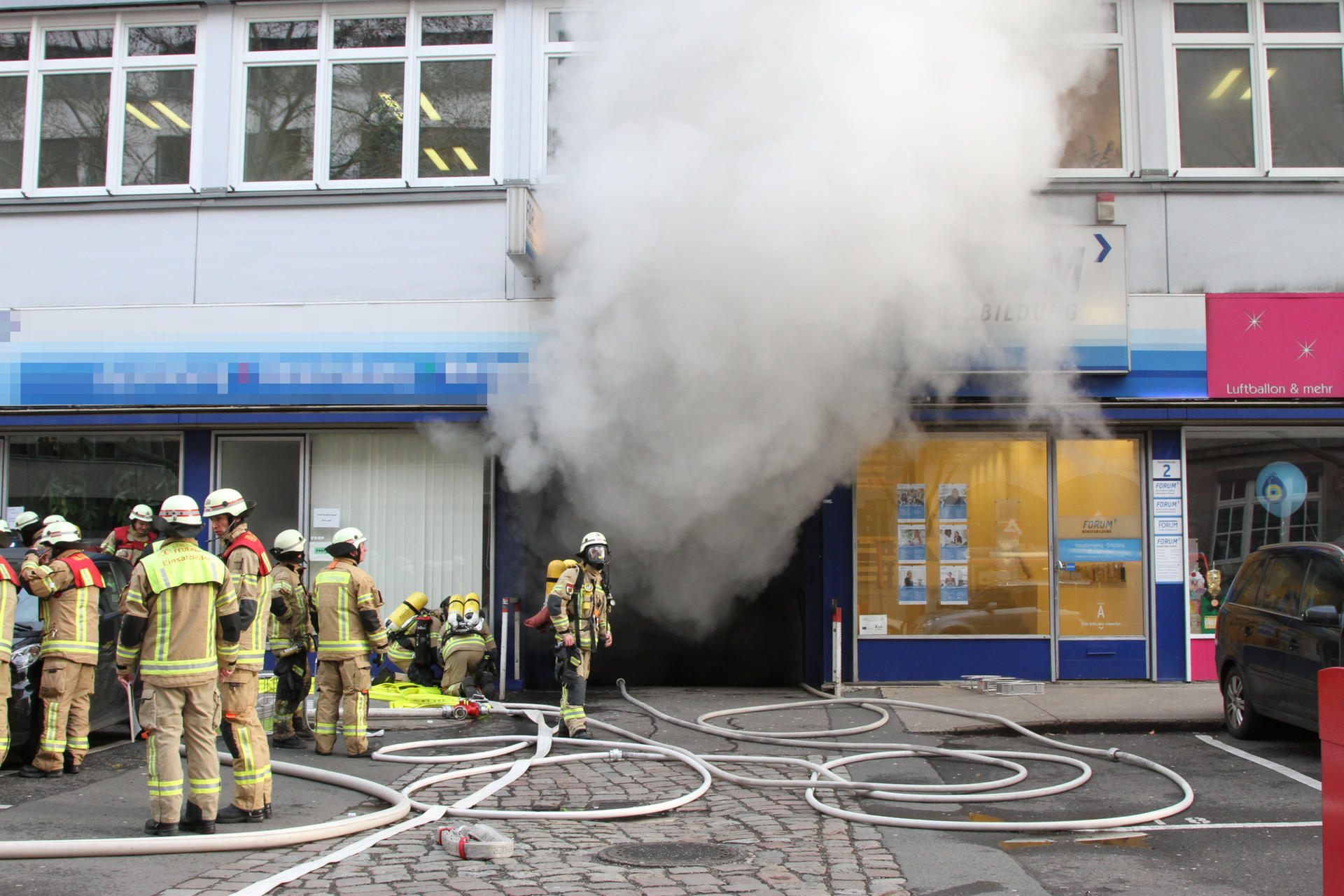 Kreuzberg, 10. Januar 2019: In einer Tiefgarage haben am Donnerstagvormittag mehrere Autos gebrannt. Ein Mensch erlitt eine Rauchgasvergiftung. Die Feuerwehr war mit mehr als 70 Kräften vor Ort.