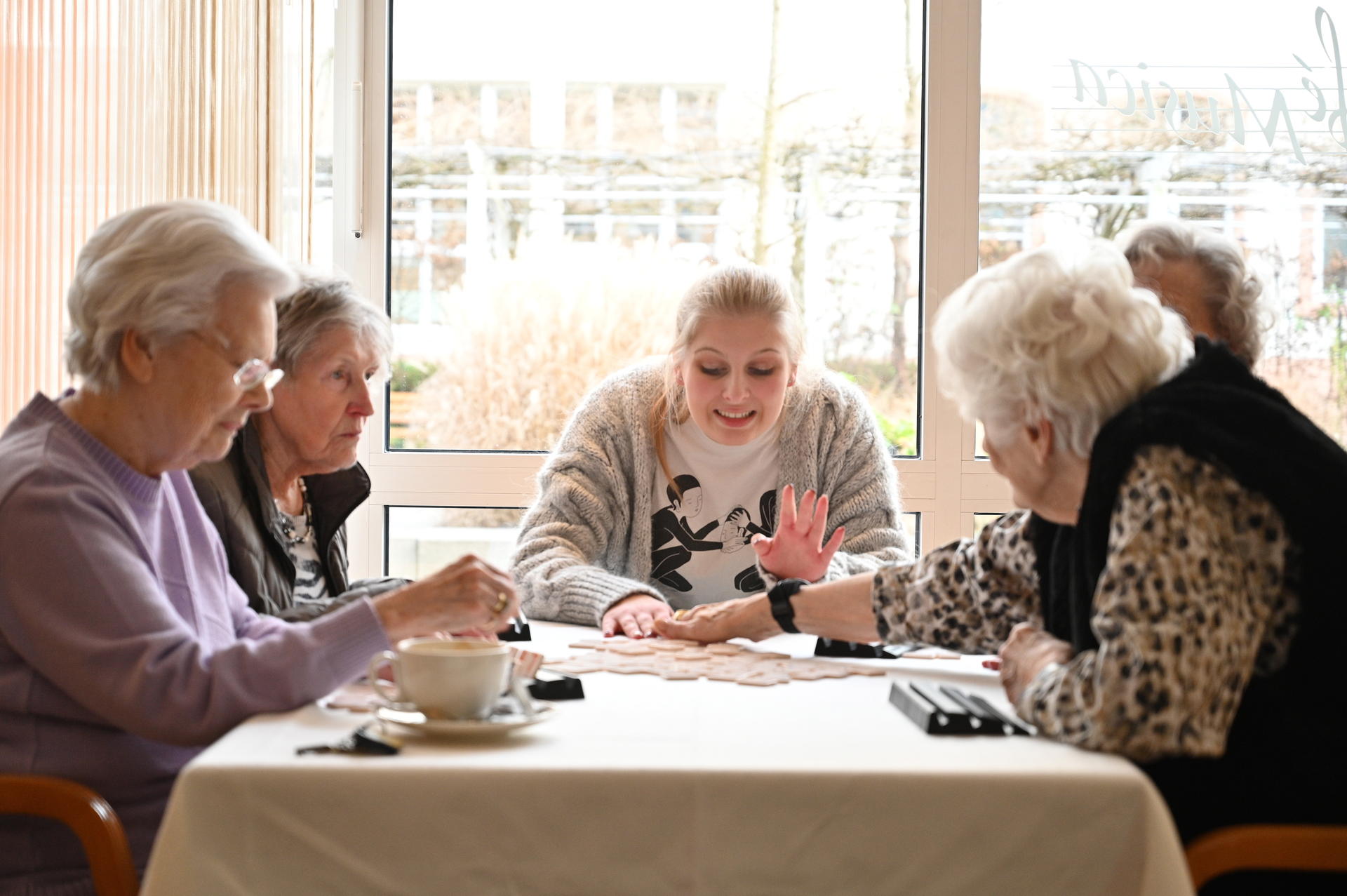 Image - Studentin Anne lebt Mietfrei im Altenheim Trier: Als Zahlung verbringt sie Zeit mit Senioren