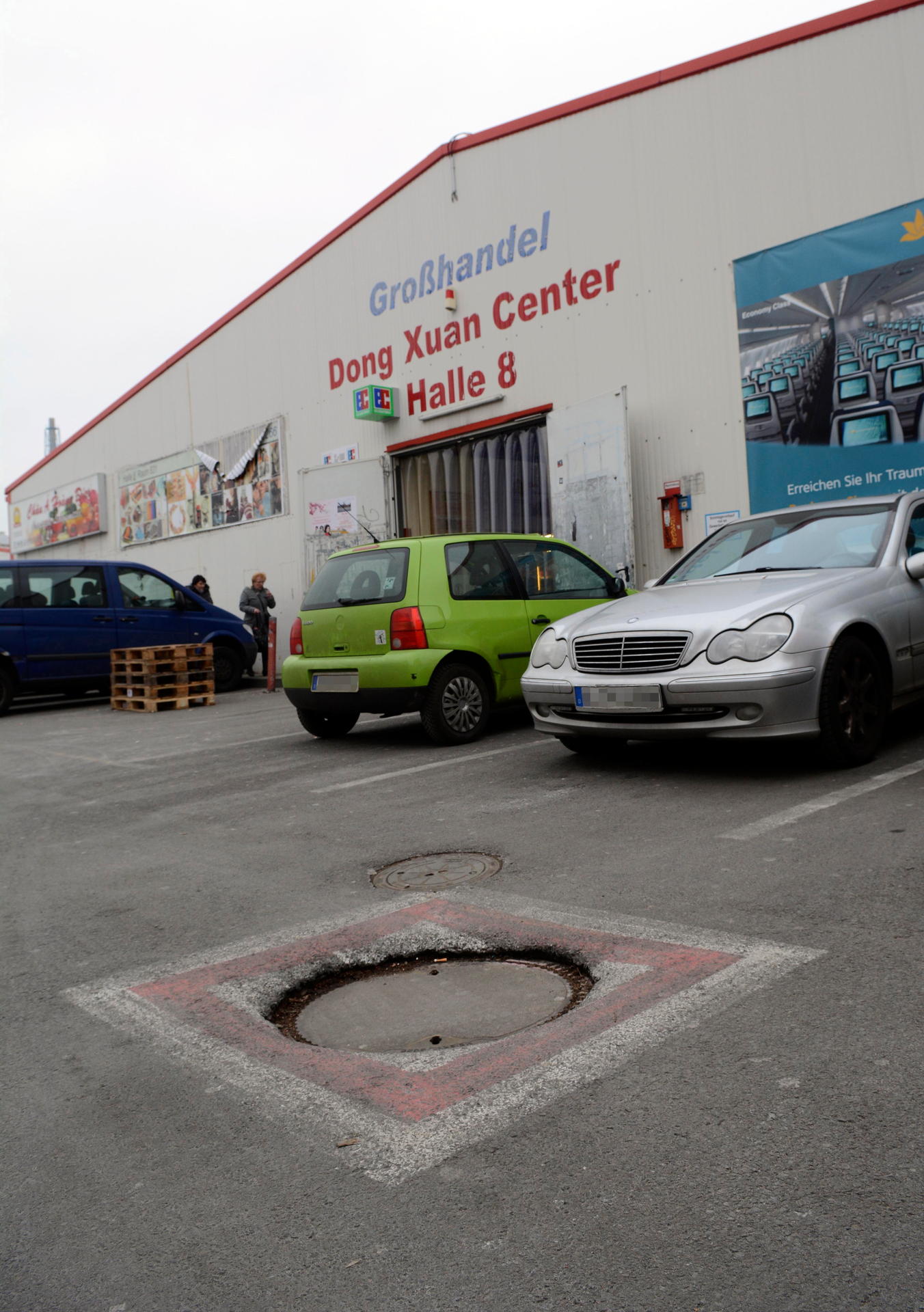 Siebenfache Mutter stolpert über über Loch Dieser Gullydeckel hat mein Leben zerstört