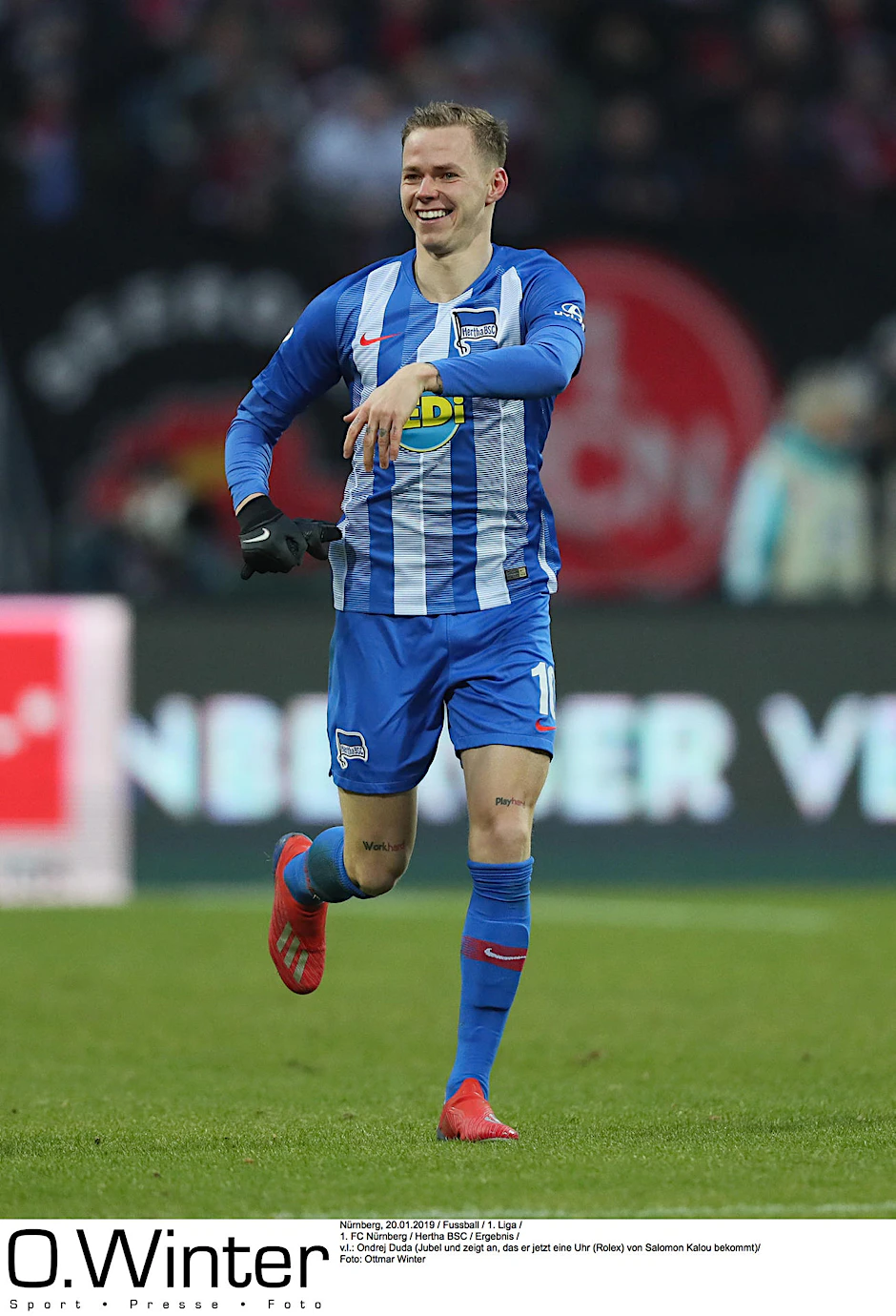 Ondrej Duda zeigt nach seinem Tor zum 2:1 an, dass er von Salomon Kalou eine Rolex bekommt. 