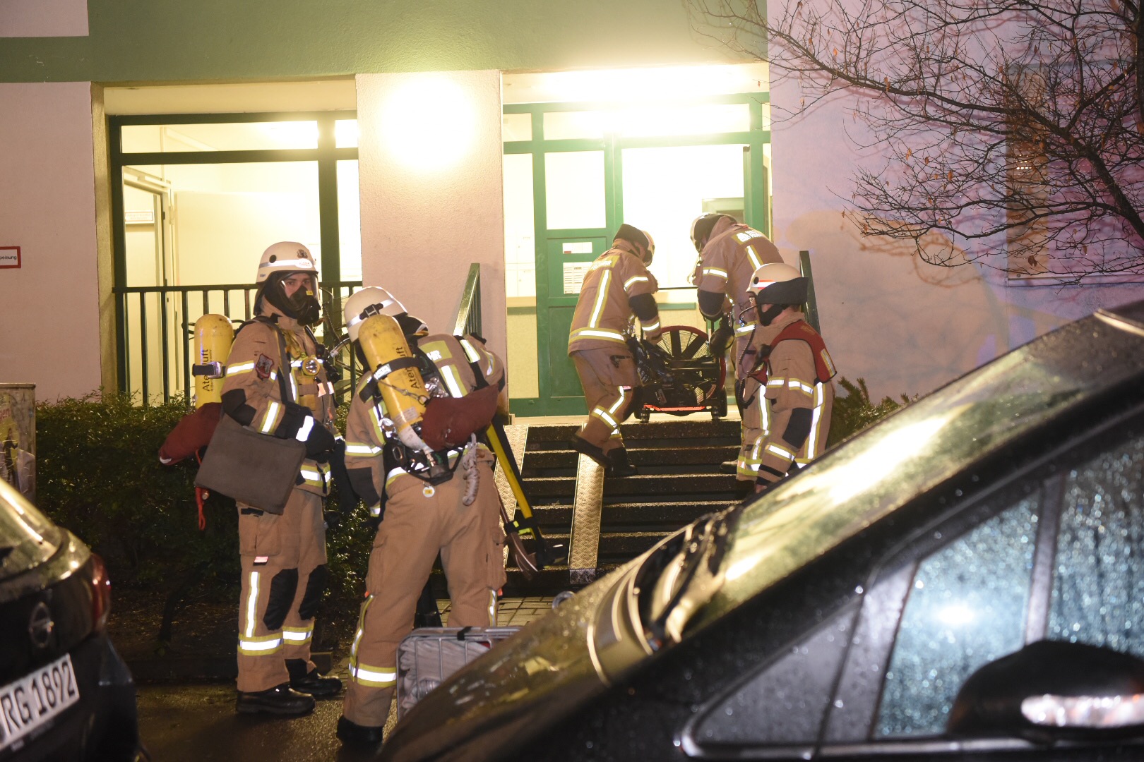 Berlin-Lichtenberg, 12. Januar 2019: In der Wilhelm-Guddorf-Straße brennt es in einer Wohnung im 9. OG eines Hochhauses, teilte die Feuerwehr mit. Ein Bewohner und eine Rettungskraft wurden verletzt in ein Krankenhaus gebracht.