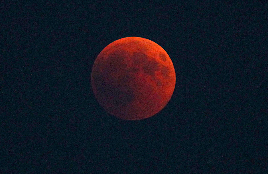 Zum letzten Mal für viele Jahre erscheint der Blutmond über unserem Himmel in voller Pracht.