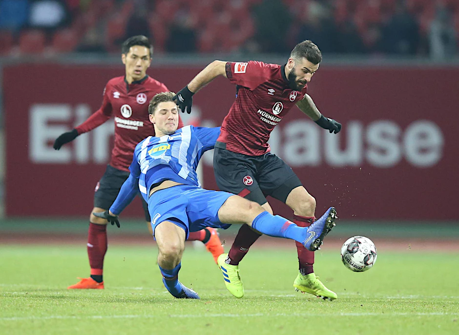 Stark packt die Grätsche gegen Nürnbergs Ishak aus.