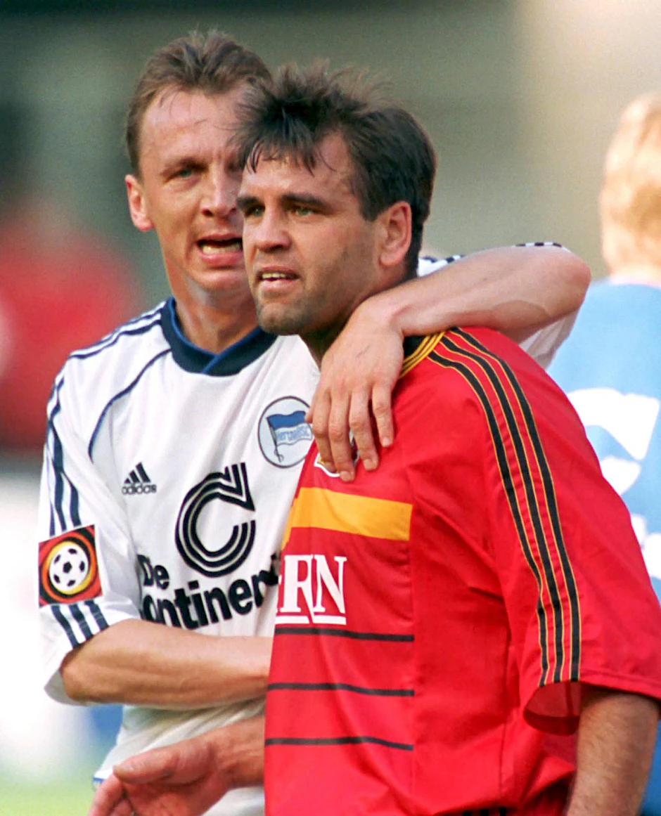 1999: Andy Thom im Hertha-Dress mit Ulf Kirsten im Bayer-Look.