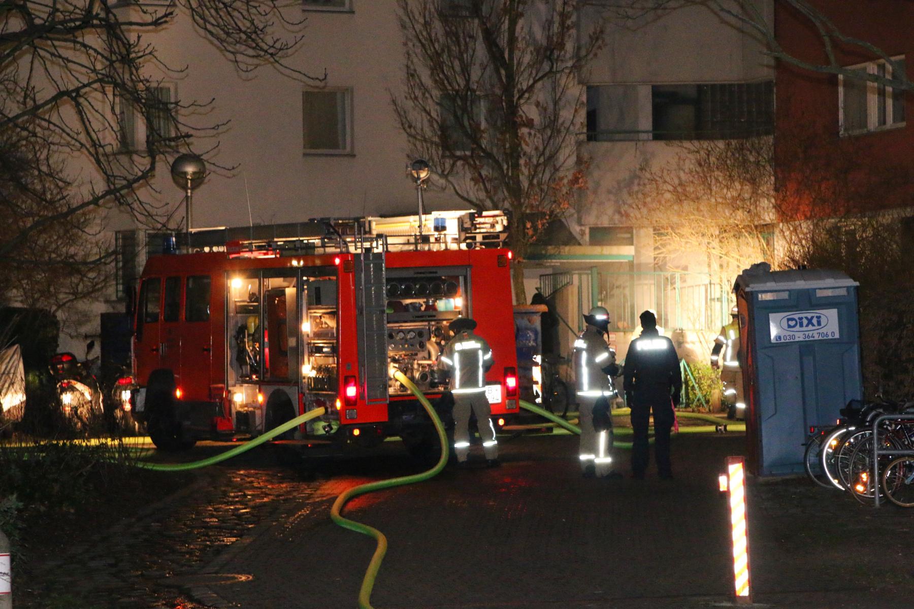 Neukölln, 15. Januar 2019: Bei einem Kellerbrand in einem zwölfgeschossigen Wohnhaus sind mindestens zwei Menschen verletzt worden. Mehrere Kellerverschläge brannten.