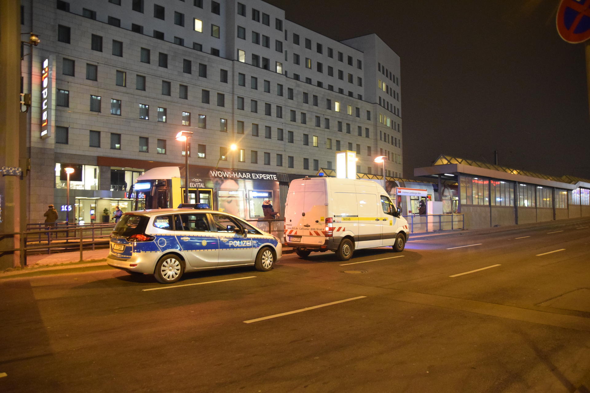 Landsberger Allee, 24. Januar 2019: An der Haltestelle "S-Bahnhof Landsberger Allee" wurde eine Person von einer Straßenbahn angefahren. Die Person kam verletzt ins Krankenhaus.
