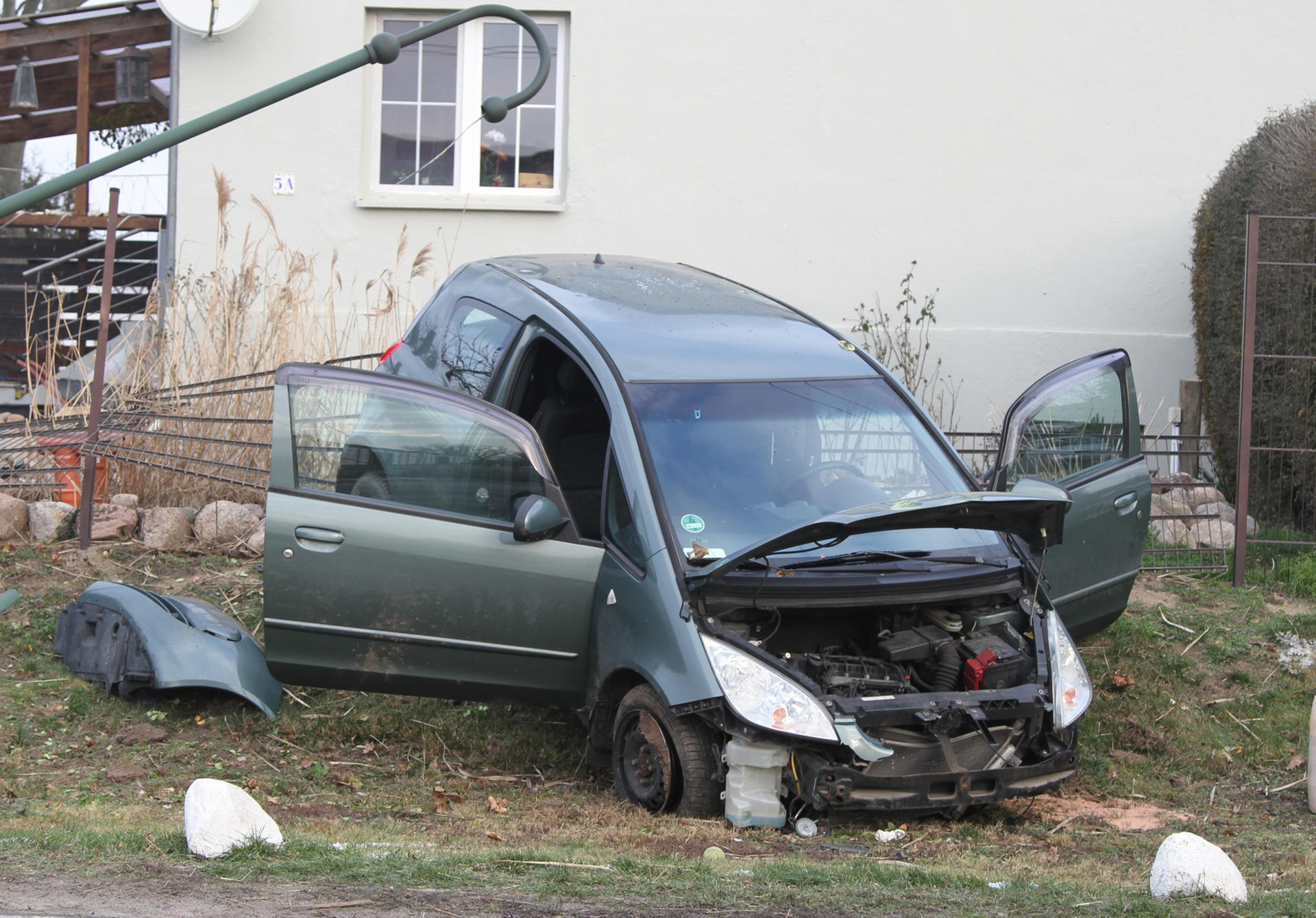 Landkreis Barnim, 22. Januar 2019: Zu einem schweren Unfall kam es am Dienstag wegen Glätte in Birkholz bei Bernau. Ein aus Schwanebeck kommendes Auto kam in einer Kurve ins Rutschen, kam von der Fahrbahn ab, überschlug sich und kam an einem Graben zu stehen. Die Fahrerin kam verletzt ins Krankenhaus. 
