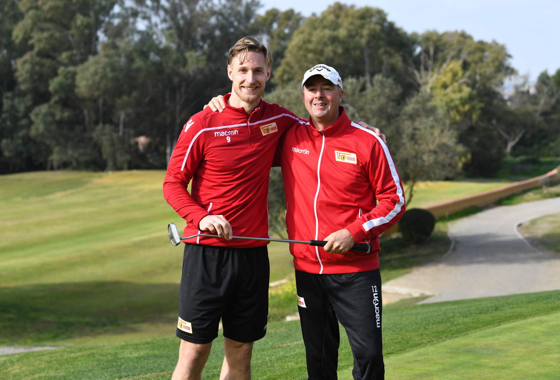 Sebastian Polter (l.) strahlt nach der gewonnenen Wette gegen Sponsor Frank Müller.