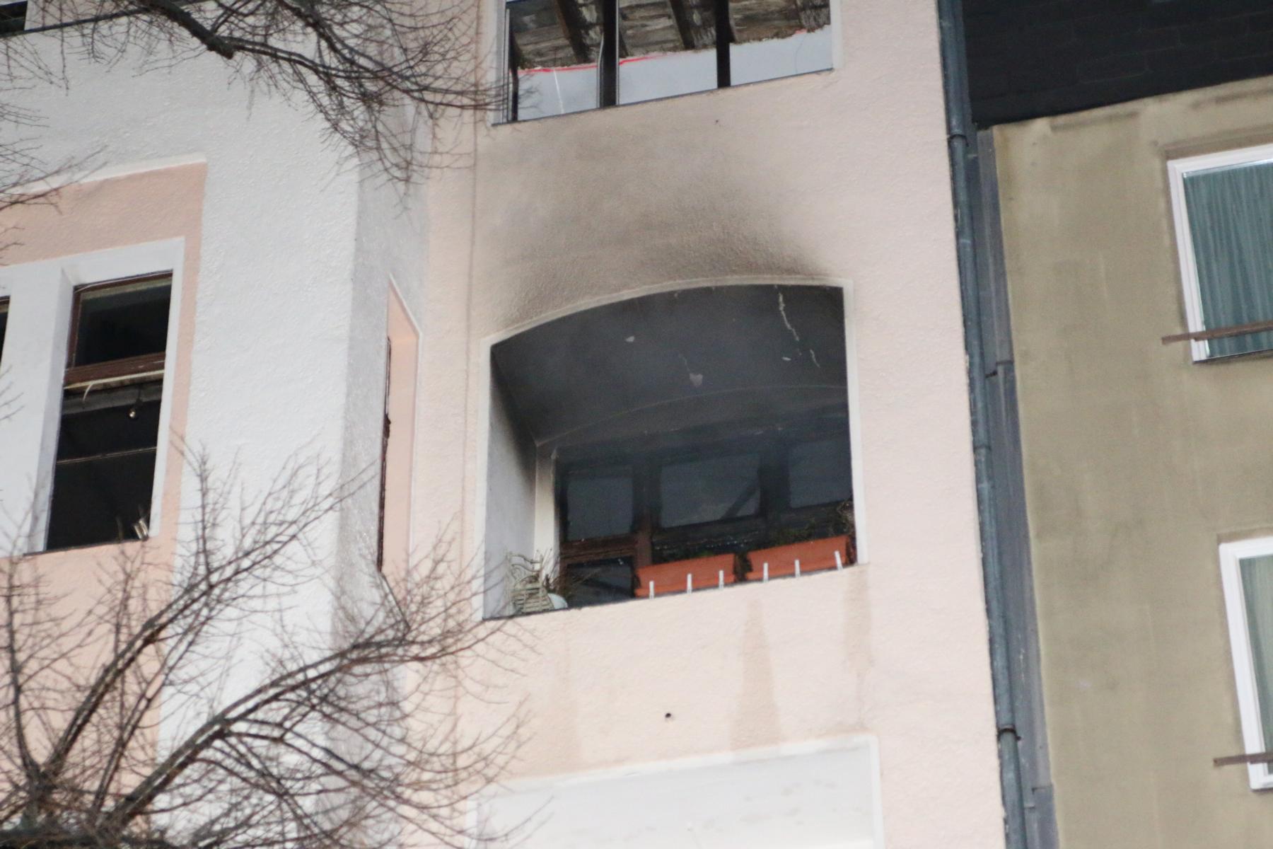 Berlin-Charlottenburg, 18. Januar Am frühen Morgen brannte in der Gervinusstraße eine Wohnung in der dritten Etage. Während der Löscharbeiten entdeckte die Feuerwehr eine bewusstlose Frau. Sanitäter und ein Notarzt begannen sofort nach der Auffindung dann im Rettungswagen mit der Reanimation. Über 40 Minuten wurde die Frau in einem RTW behandelt und kam anschließend in ein Krankenhaus. Die Frau verstarb anschließend. Die Levishamstraße war zwischen Adenauerplatz und Stuttgarter Platz gesperrt.
