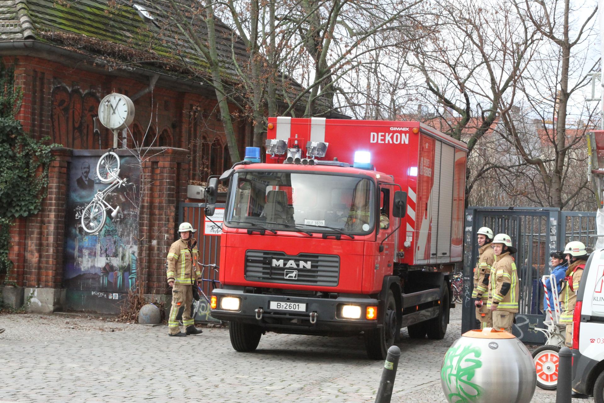 Prenzlauer Berg, 10. Januar 2019: Beim Chemieunterricht am Heinrich-Schliemann-Gymnasium ist beim Umfüllen eine chemische Flüssigkeit ausgelaufen. Nach ersten Angaben der Feuerwehr gab es keine Verletzten.