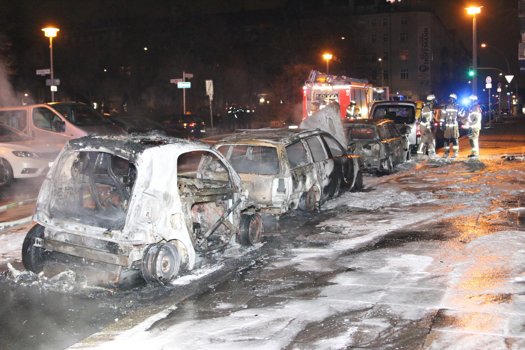 Friedrichshain, 12. Januar 2019: Mehrere Autos sind in der Mühsamstraße in Flammen aufgegangen. Die Polizei ermittelt wegen Brandstiftung.