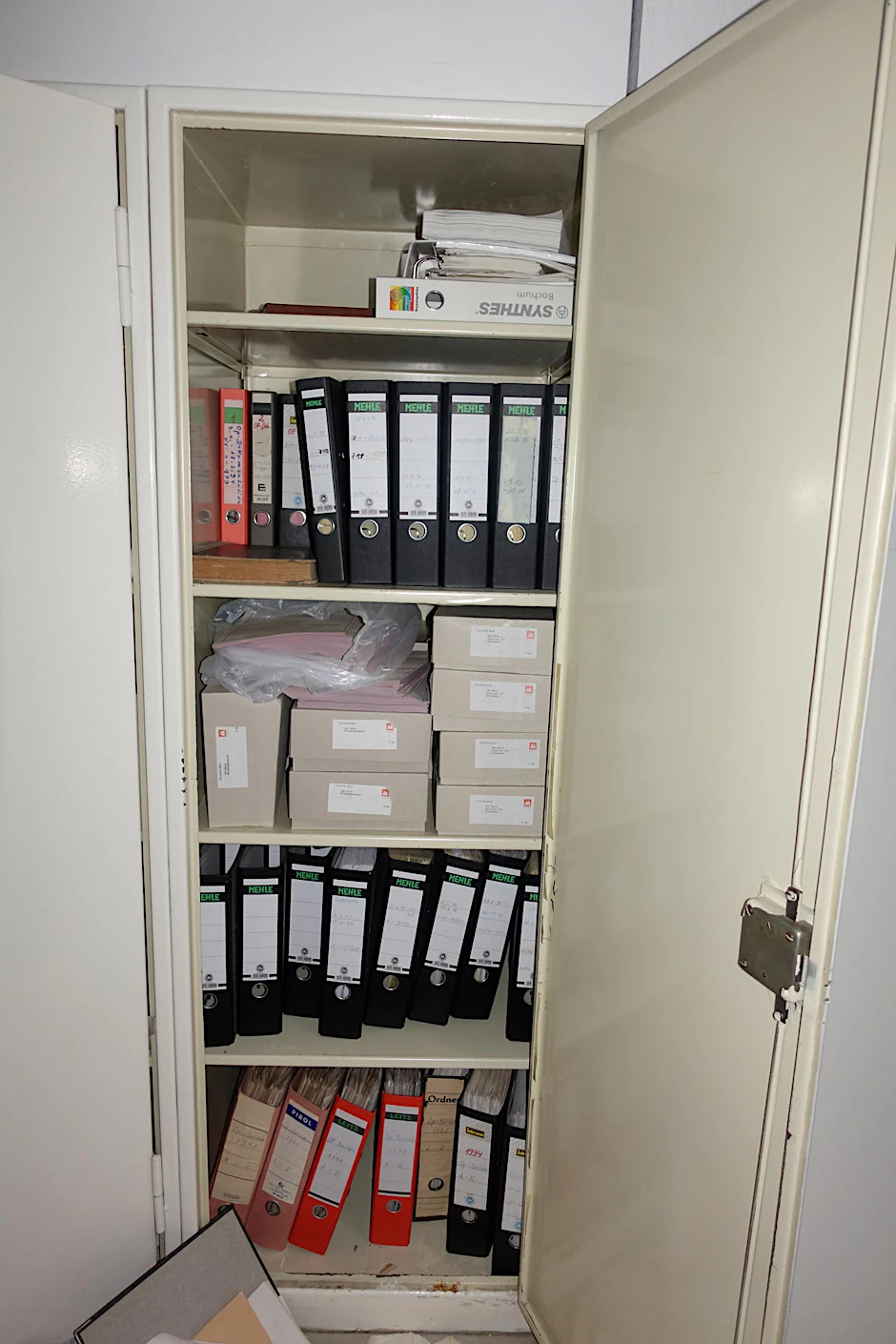 Im Klinik-Schrank stehen die „vergessenen“ Ordner mit über 25.000 Patienten-Dateien.