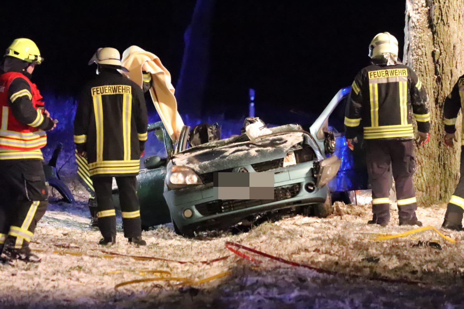 Werneuchen, 18. Januar Schwerer Verkehrsunfall am frühen Morgen auf der L 236 zwischen Wilmersdorf und Schönfeld: Aus bisher ungeklärter Ursache kam ein Auto von der Fahrbahn ab und stieß gegen einen Baum. Die Fahrerin des Pkws wurde eingeklemmt und musste aus dem Wrack befreit werden. Ein Rettungshubschrauber brachte sie mit schweren Verletzungen in ein Krankenhaus.