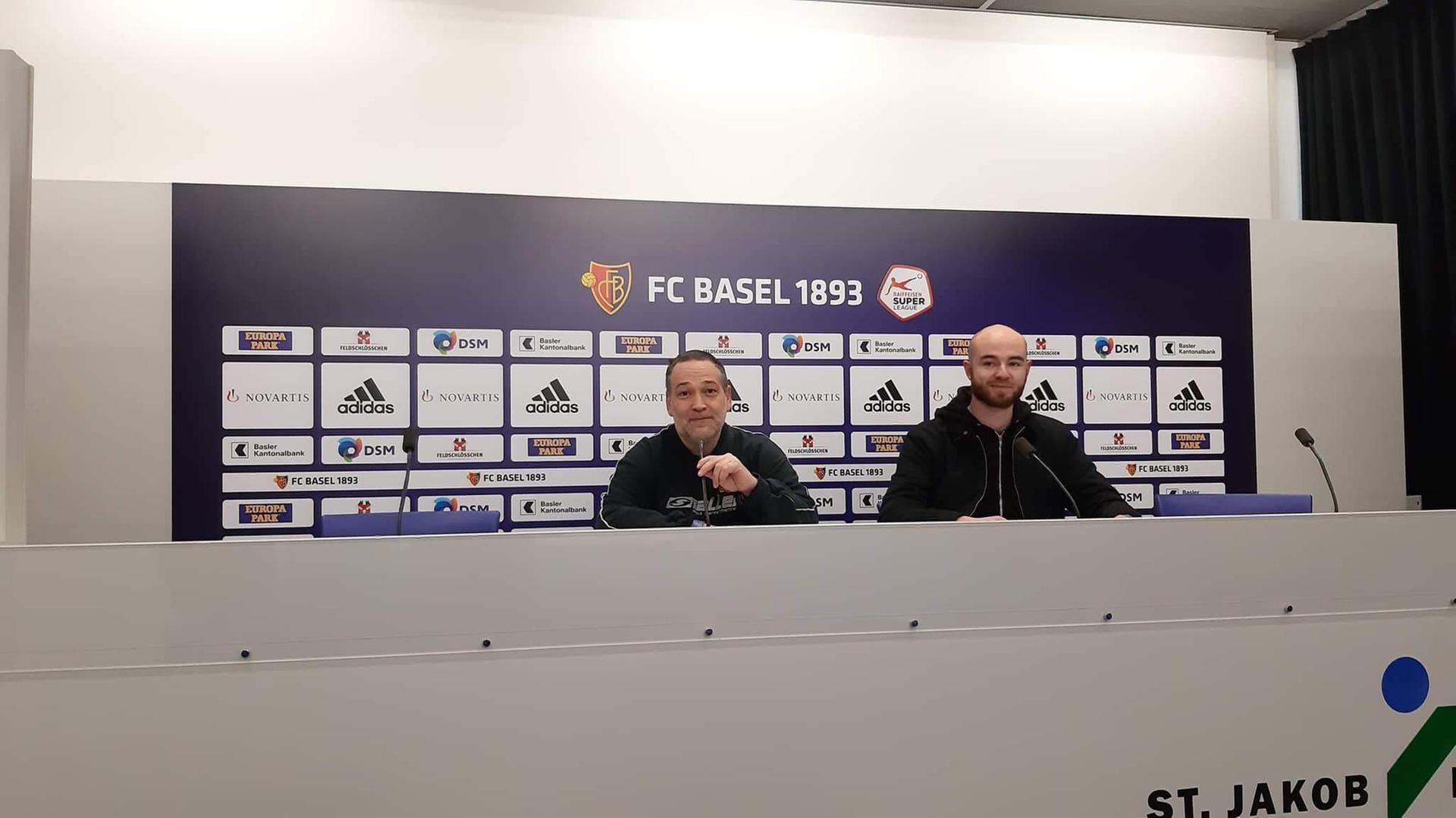 Unioner lassen sich vor der Pressewand der Basler fotografieren.