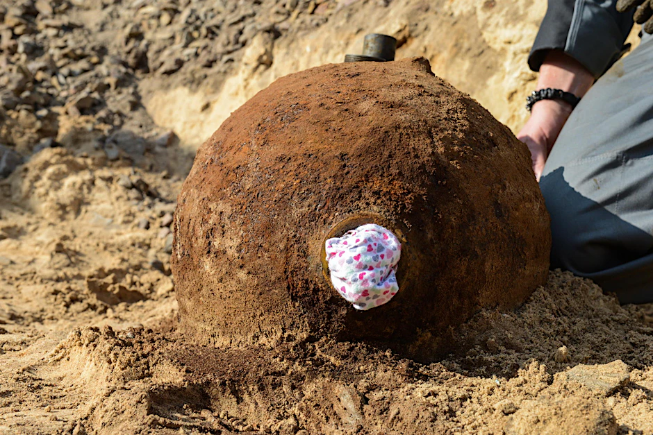 Ein Herzchen-Tuch ragt aus der gerade entschärften Weltkriegs-Bombe.