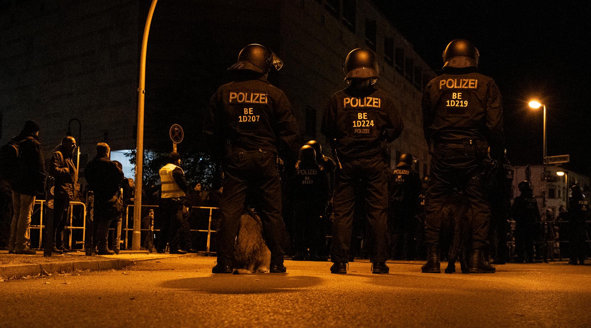 Image - Polizei-Großeinsatz: Fünf Münchner Pegida-Demonstranten ziehen vom Görli zur Rigaer