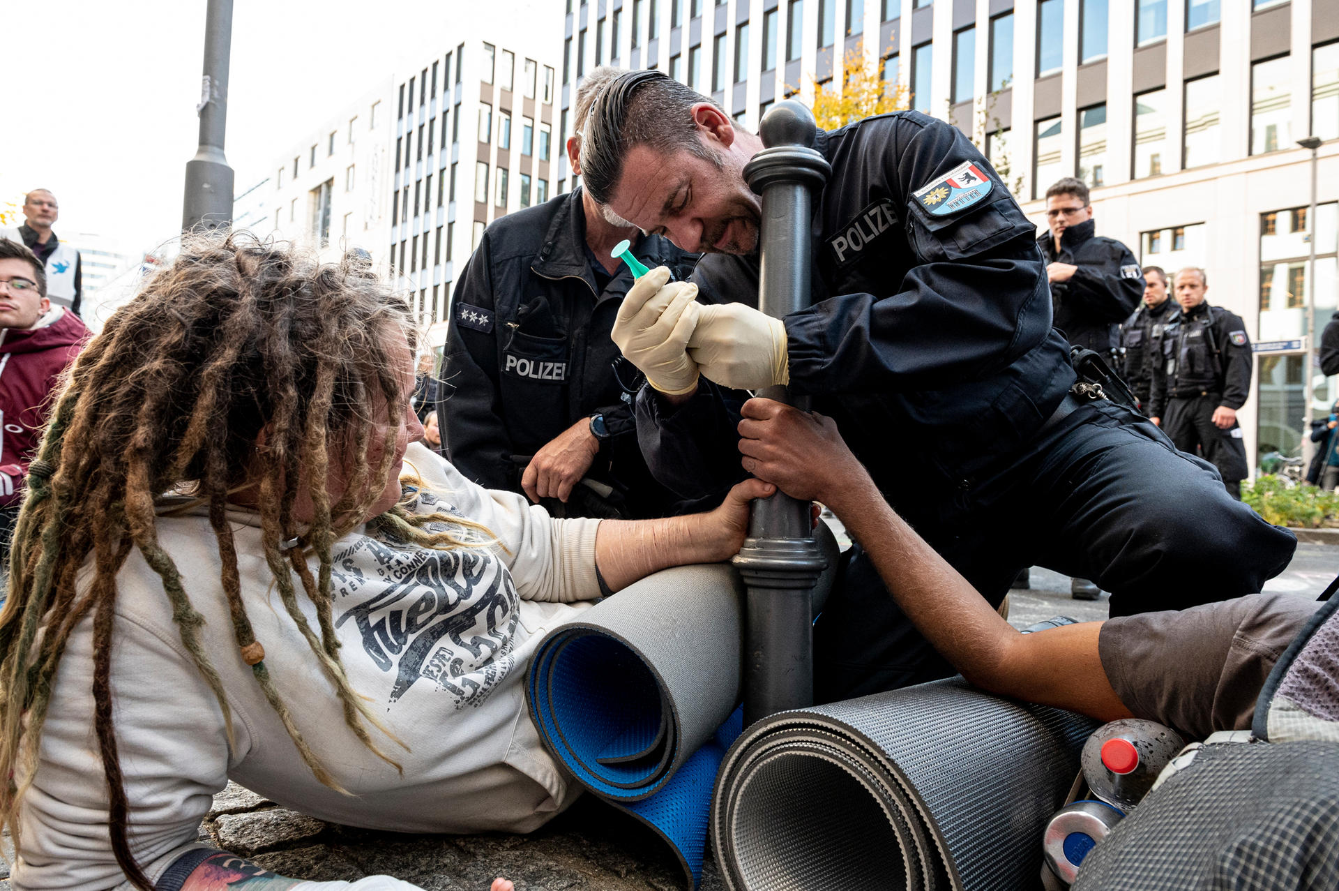 Eine Curry mit Gysi Extinction Rebellion & Co. Wie weit darf Protest