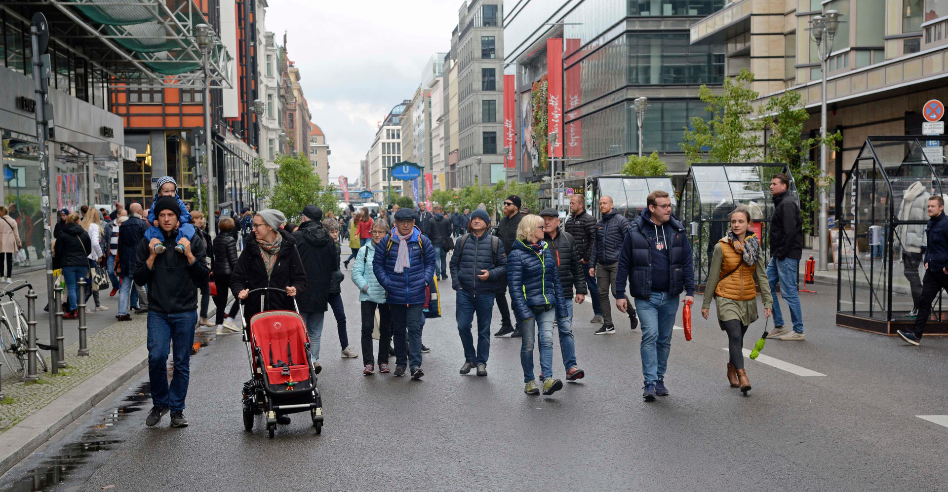 Image - Friedrichstraße in Berlin ist am Sonntag autofrei: Freie Bahn für Fußgänger