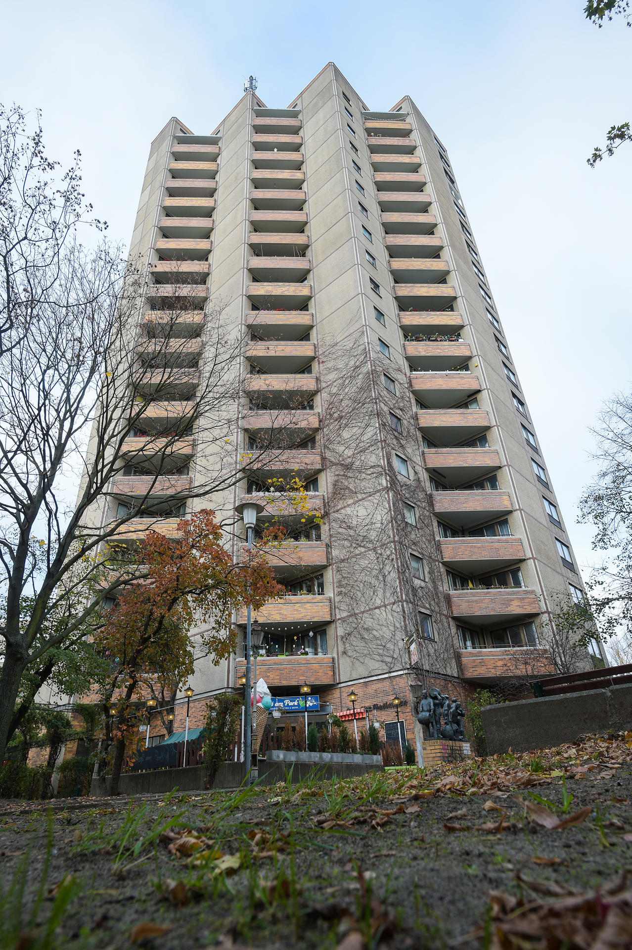 Image - Wasser-Rätsel im Berliner Thälmannpark: Rohrbruch legt Aufzug im Hochhaus lahm