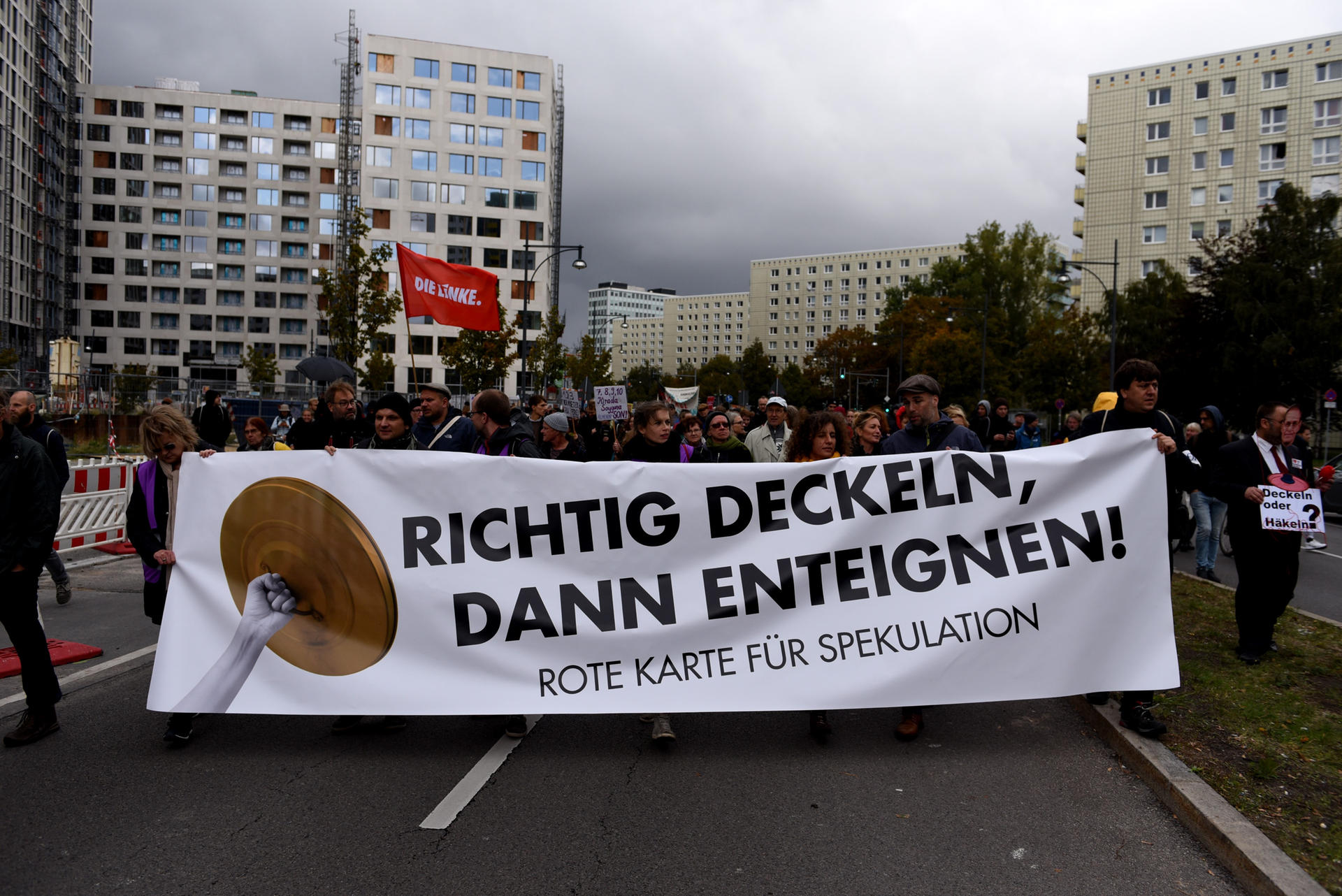 Image - Tag der Deutschen Einheit in Berlin: Rund 4000 Menschen demonstrieren für den Mietendeckel