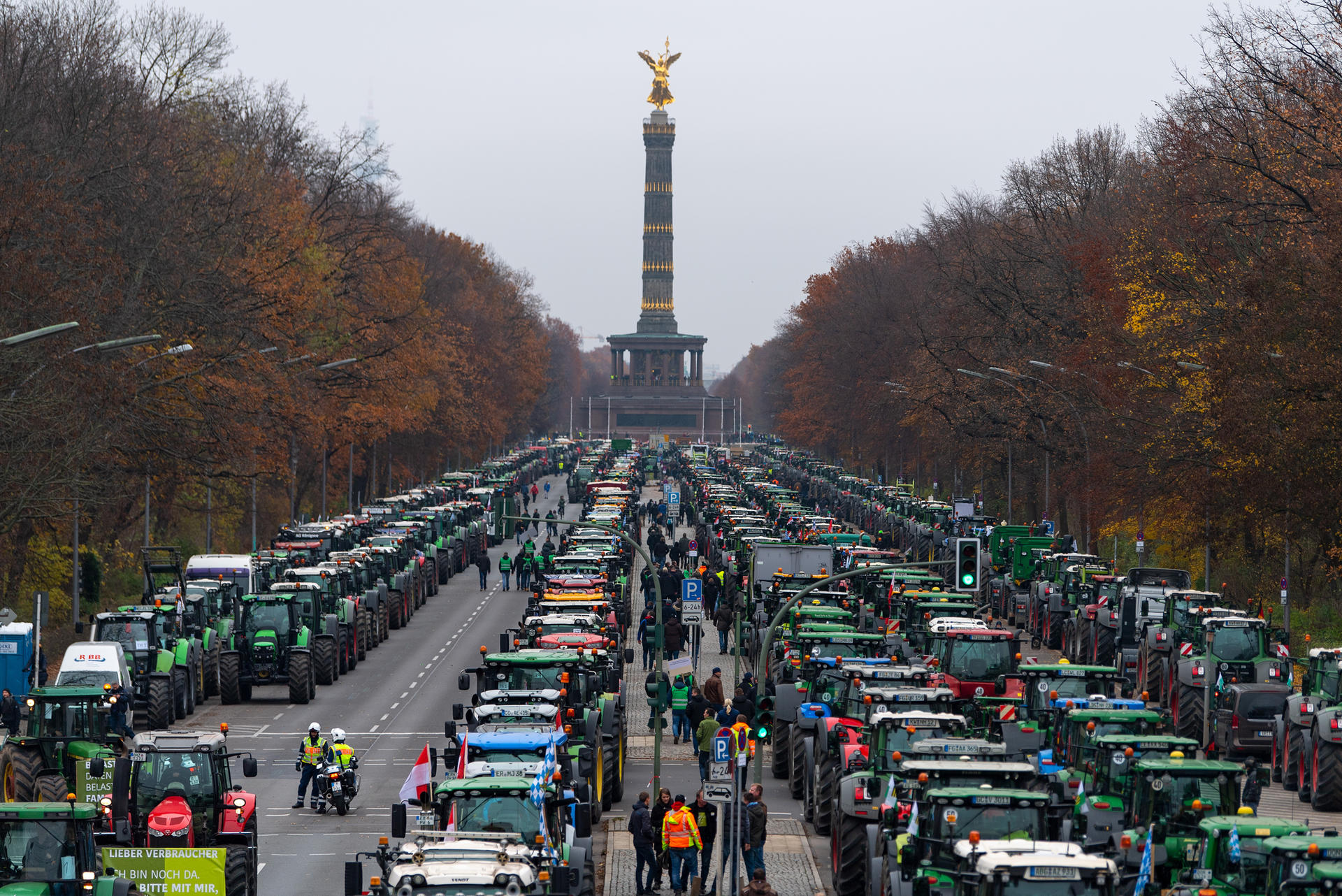 Image - Bauern-Protest in Berlin beendet: Traktoren sorgen für Feierabend-Chaos