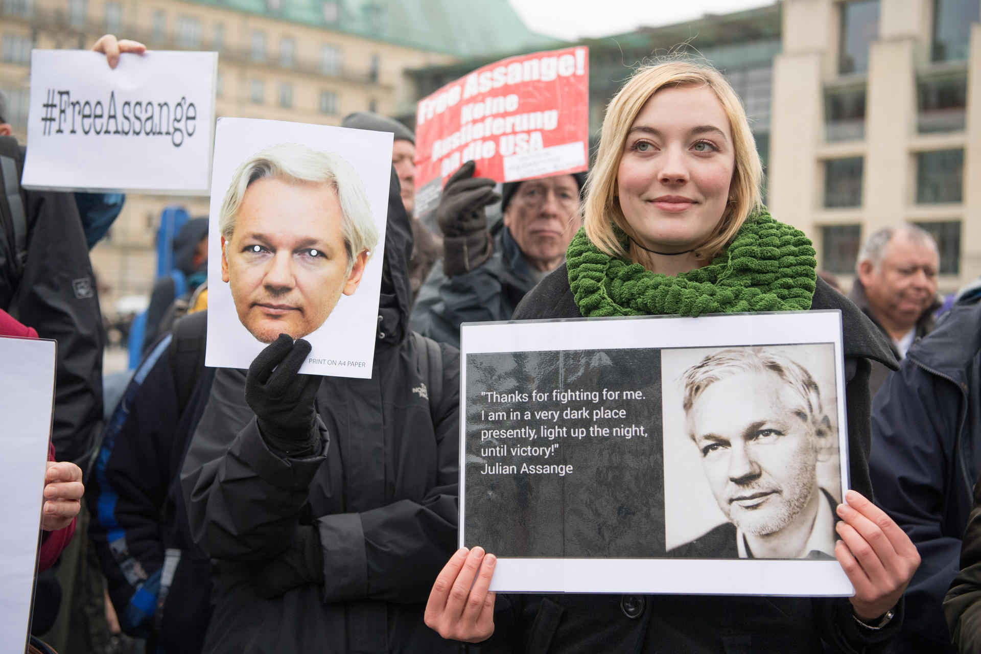 Image - Wikileaks-Gründer Julian Assange: Berliner Demonstranten fordern vorm Brandenburger Tor die Freilassung von Wikileaks-Gründer Julian Assange