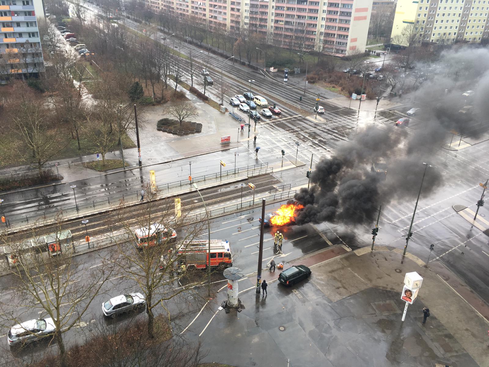Berlin-Lichtenberg, 09. Februar 2019: Auf der Kreuzung Landberger Allee/Weißenseer Weg ist aus bislang ungeklärter Ursache ein Auto in Flammen aufgegangen.