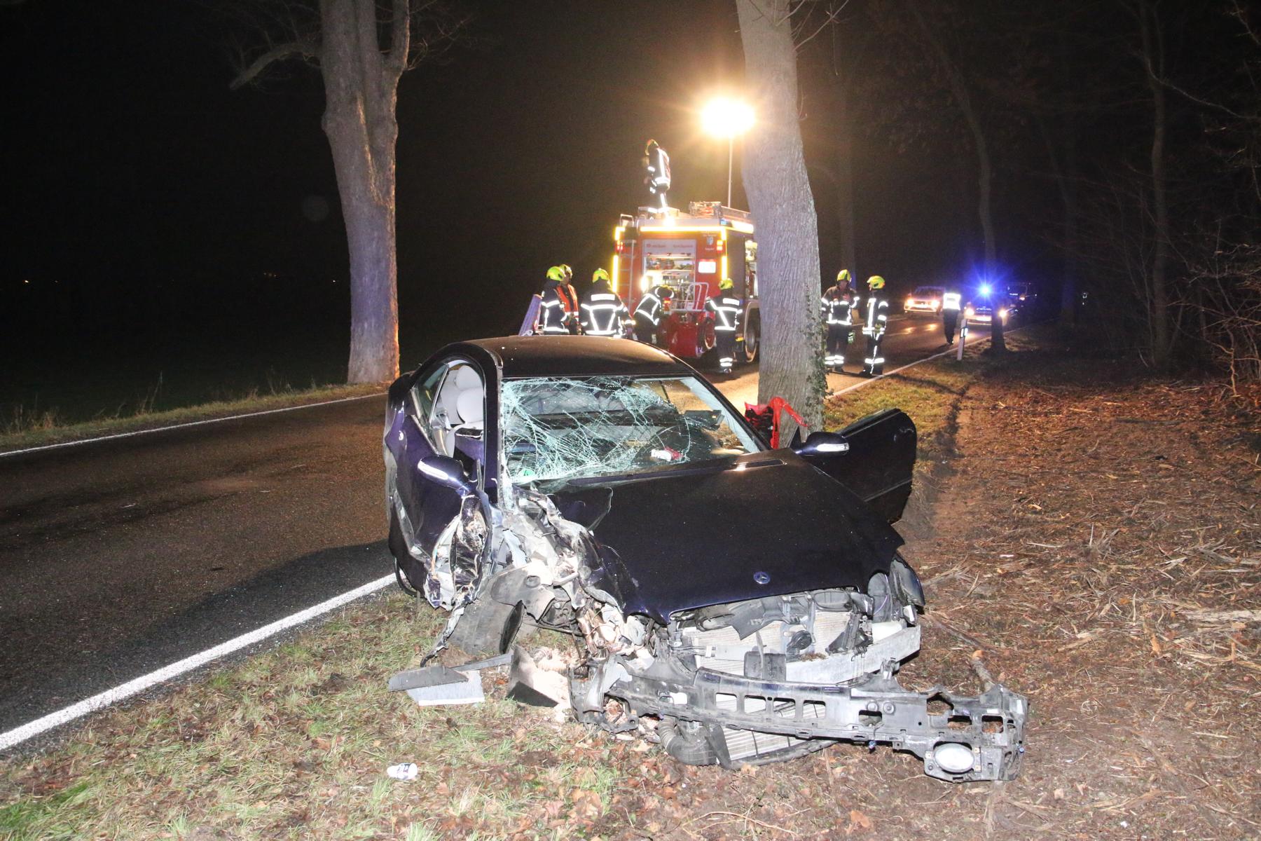 Klein Kienitz/Brusendorf, 2. Februar 2019: Auf der L40 ist aus bisher noch ungeklärter Ursache von der Fahrbahn abgekommen. Der Fahrer wurde von der Feuerwehr befreit. Über die Art und schwere der Verletzungen ist derzeit noch nichts bekannt. Die Straße war für etwa 90 Minuten gesperrt.
