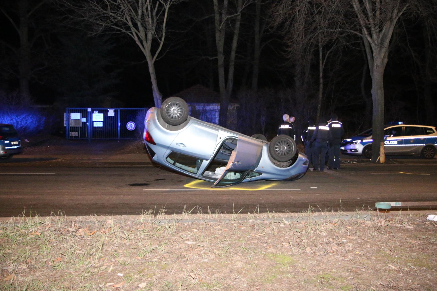 Berlin-Wedding, 9. Februar 2019: Auf der Seestraße in Höhe des Campus Virchow-Klinikums ist in der Nacht - auf schnurgerader Fahrbahn - ein Opel nach rechts von der Fahrbahn abgekommen und hat einen Straßenbaum gerammt. Dabei überschlug sich der Pkw und kam auf dem Dach zum Liegen. Die beiden Insassen wurden bei dem Unfall verletzt.  