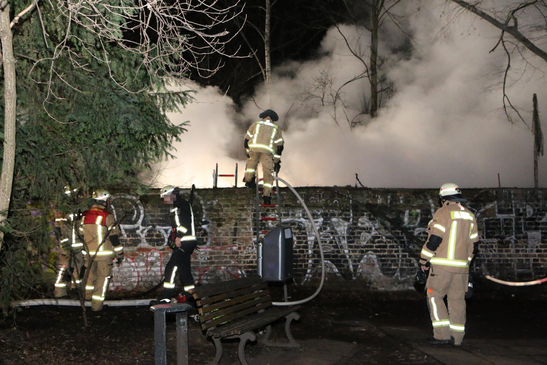 Kreuzberg, 5. Februar 2019: Auf einem Areal mit mehreren bewohnten Bauwägen ist am frühen Dienstagmorgen ein Feuer ausgebrochen. Verletzt wurde niemand.