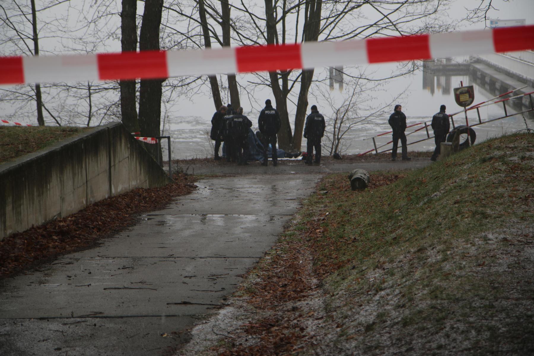 Berlin-Friedrichshagen, 2. Februar 2019 Am Nachmittag bergen Einsatzkräfte der Feuerwehr eine Leiche aus dem Großen Müggelsee. Die Umstände waren zunächst ungeklärt.