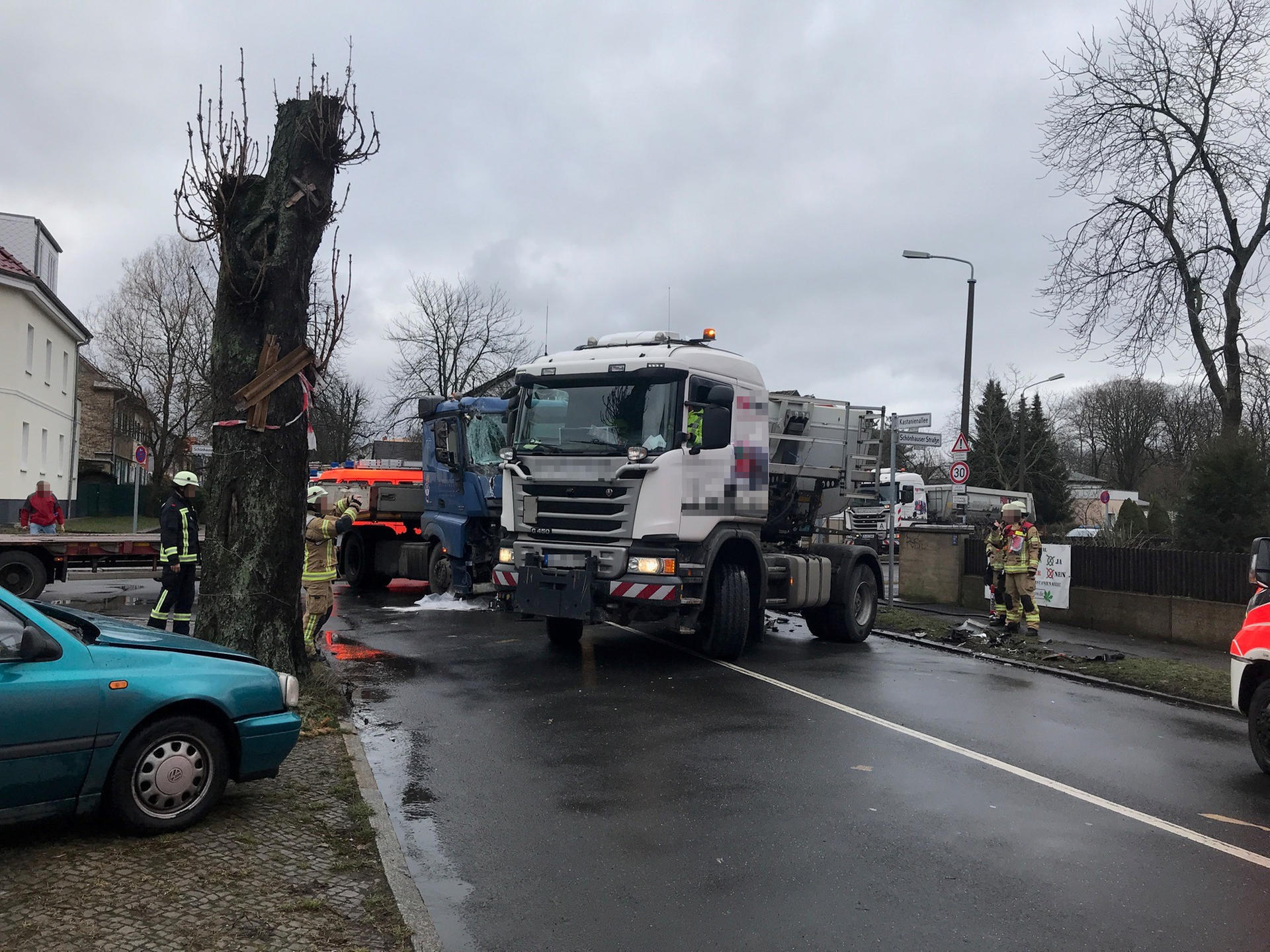 Rosenthal, 11. Februar 2019: An der Kreuzung Schönhauser Straße Ecke Kastanienallee sind zwei Lkw mit einem Auto zusammengekracht. Die Unfallursache ist noch unklar. Eine Person wurde verletzt.