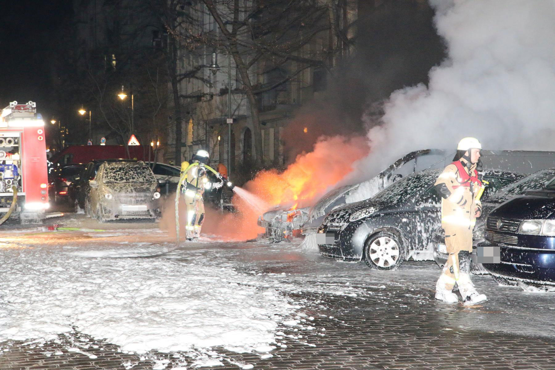 Schöneberg, 5. Februar 2019 In der Crellestraße standen am frühen Morgen drei Fahrzeuge in Brand, darunter ein Transporter. Die Kripo ermittelt.
