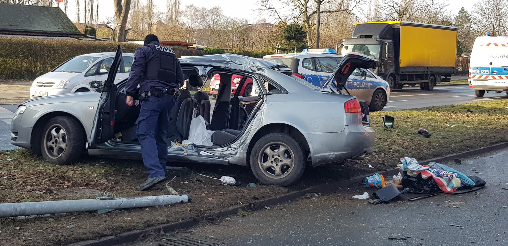 Berlin-Wittenau, 6. Februar 2019: Bei einem Autounfall sind drei Männer verletzt worden, einer davon schwer. Ihr Auto war ins Schleudern gekommen und an der Kreuzung Eichborndamm/Am Nordgraben gegen einen Ampelmast geprallt, wie ein Feuerwehrsprecher sagte. Das Auto wurde so stark beschädigt, dass die Feuerwehr eine Person mit einer Hydraulikpresse befreien musste. Die Verletzten wurden ins Krankenhaus gebracht.