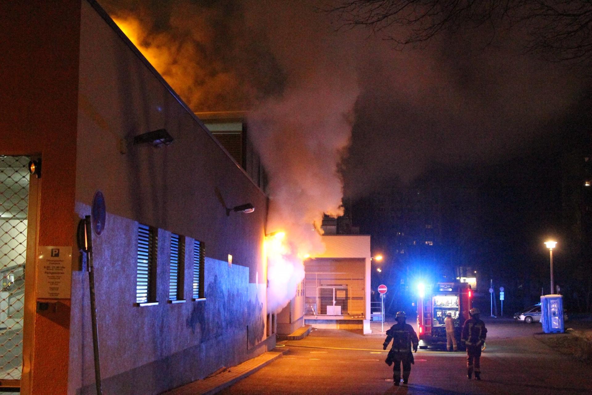 Berlin-Buch, 16. Februar 2019: In einem Parkhaus in der Wiltbergstrasse brannte ein Müllraum, Ursache zunächst unklar.  20 Einsatzkräfte der Feuerwehr waren im Einsatz und konnten das Feuer schnell eindämmen.