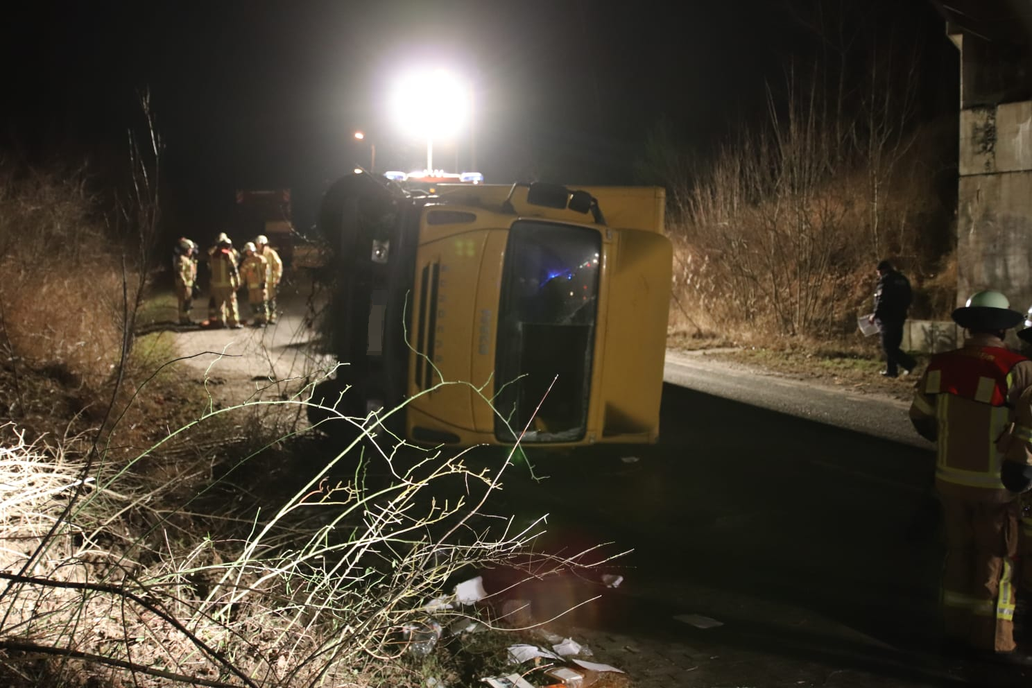 Berlin-Wartenberg, 7. Februar 2019: Ein Lkw ist am Donnerstagabend von der Fahrbahn abgekommen und infolgedessen umgekippt. Der Unfall ereignete sich an der Ecke Wartenberger Weg An der Margaretenhöhe. Die Feuerwehr setzte einen Rüst- und Kranwagen zur Bergung des Fahrzeugs ein. 