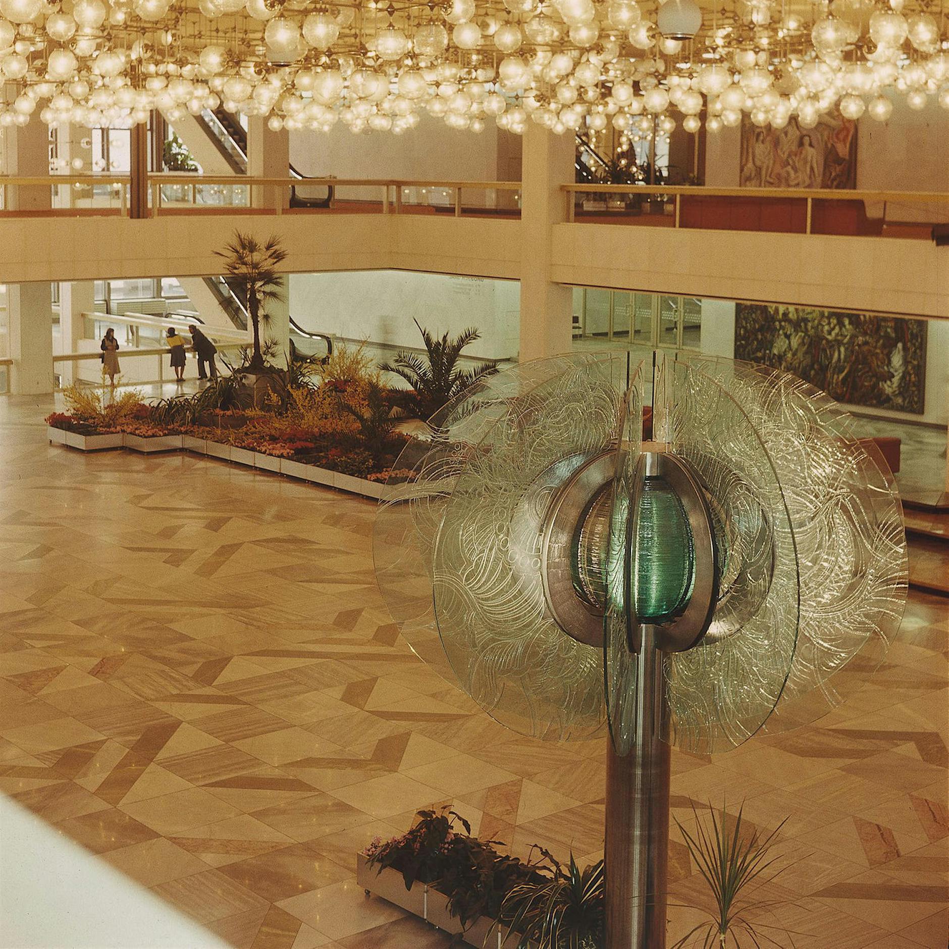 Erich Honeckers Gläserne Blume aus dem Palast der Republik wird aus Humboldt Forum geworfen