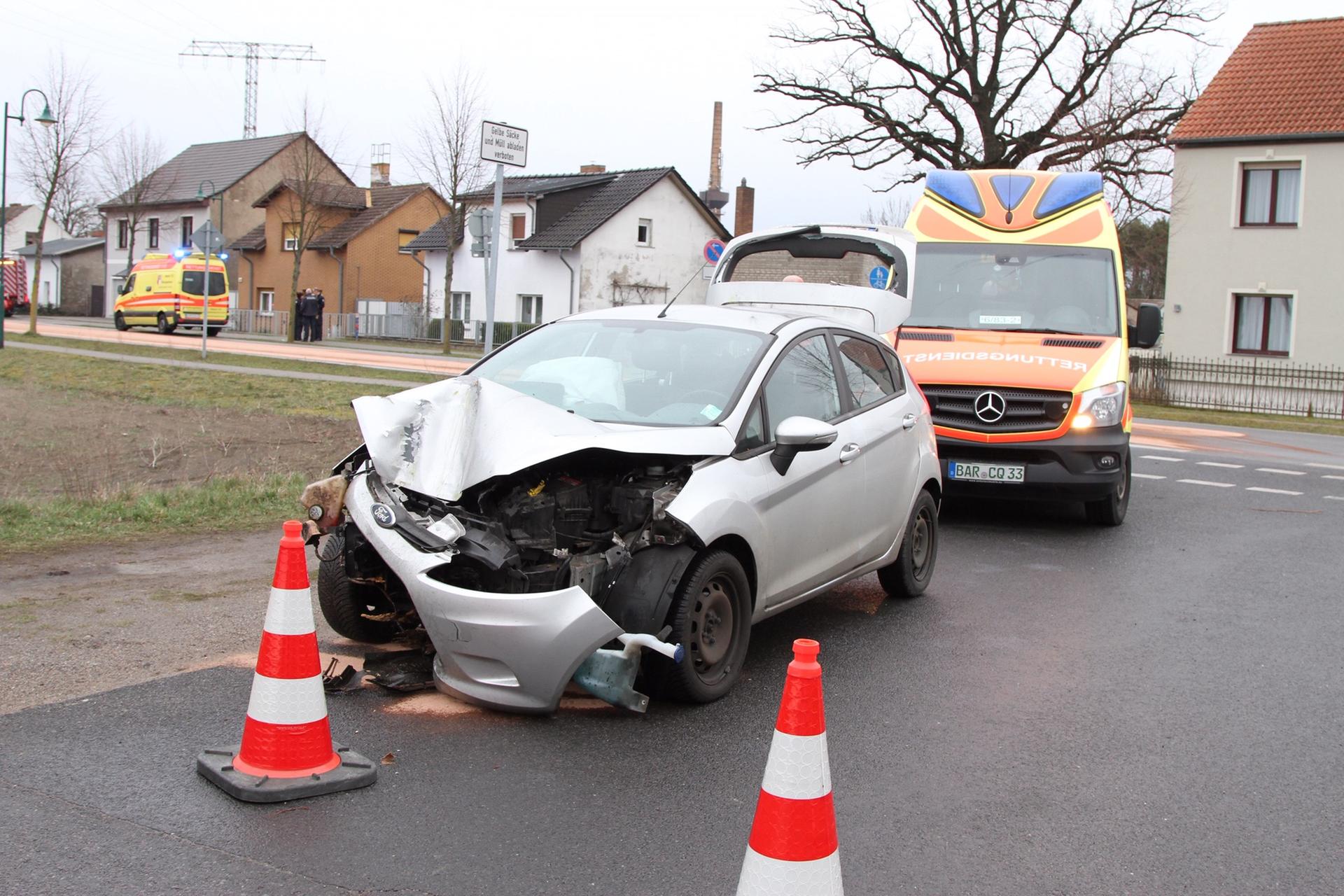 Klosterfelde, 10. März 2019: Auf der Berliner Chaussee Richtung Berlin kam aus noch ungeklärter Ursache ein Pkw rechts von der Fahrbahn ab und stieß mit zwei Bäumen zusammen. Eine Frau und ihr Kleinkind wurden mit dem Hubschrauber ins Krankenhaus geflogen, der Vater wurde ins Krankenhaus gefahren. 