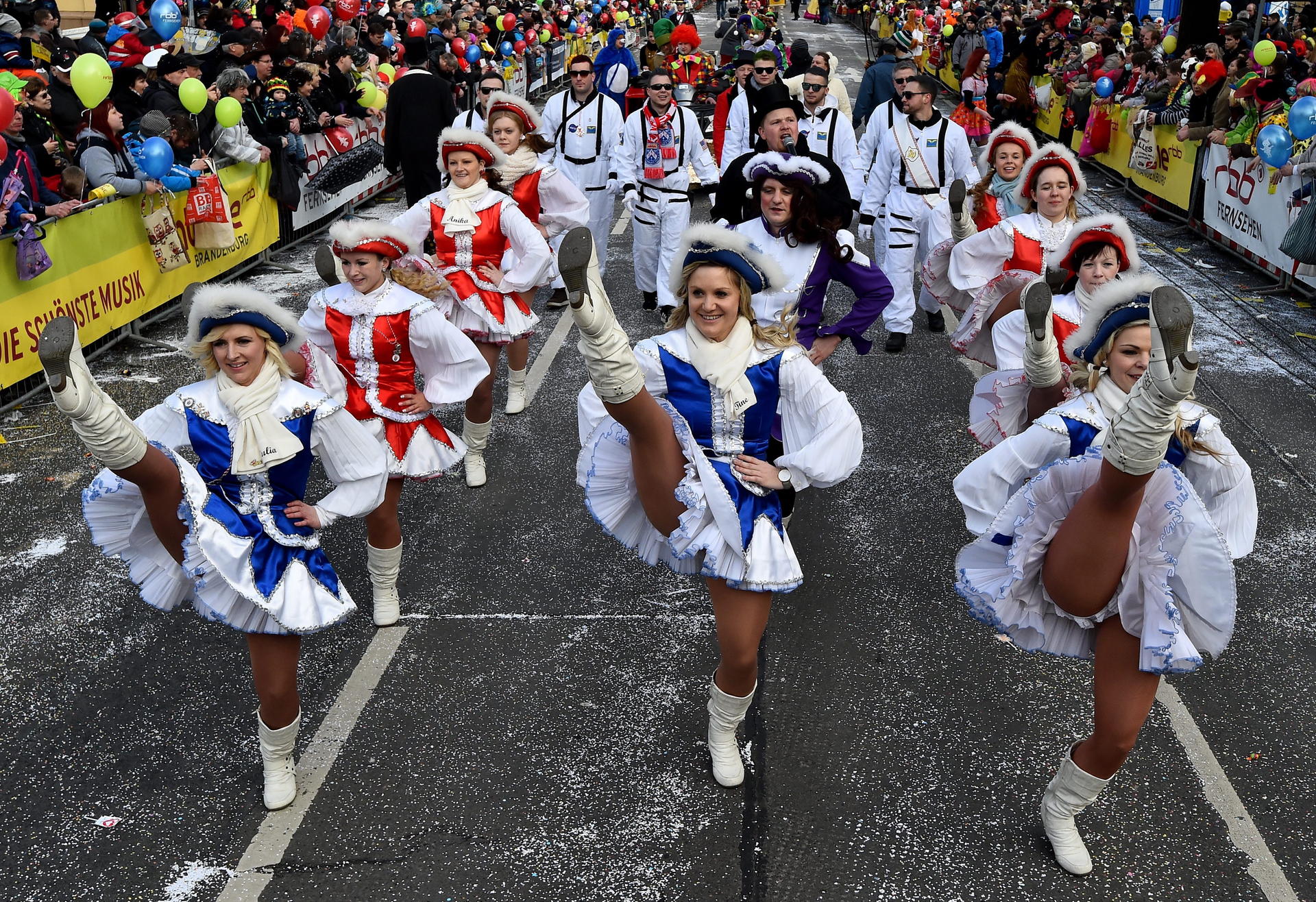 Image - Helau und Kamelle in Cottbus: So schön war der größte ostdeutsche Karnevalsumzug