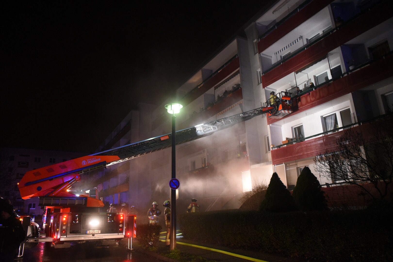 Feuer In Hellersdorf: Feuerwehr Rettet Elf Menschen