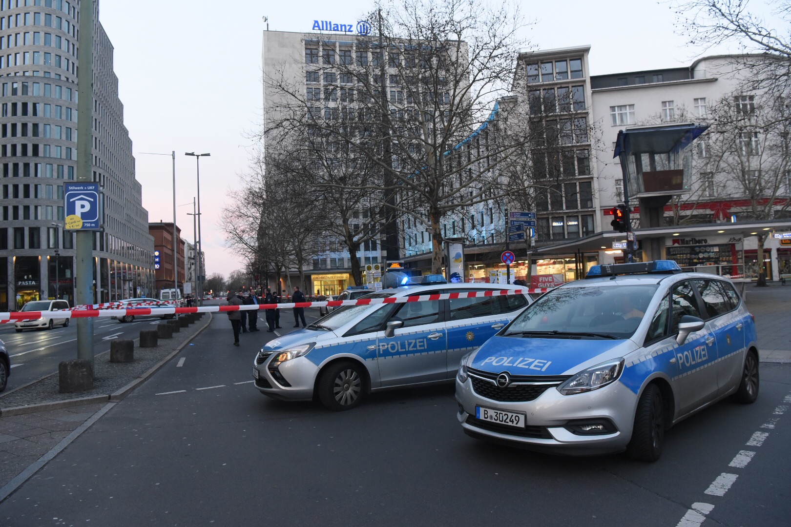Berlin-Charlottenburg, 10. März 2019 Mindestens zwei Personen wurden in der Nacht zu Sonntag bei einer blutigen Auseinandersetzung mehrerer Beteiligter vor der Discothek "MAXXIM" in der Joachimsthaler Straße verletzt.  Sie kamen nach Angaben der Feuerwehr mit Stichverletzungen ins Krankenhaus. Das Gebiet um den Tatort wurde weiträumig abgesperrt. Auf der Straße waren am Morgen überall größere Blutspuren zu erkennen. Kriminaltechniker untersuchten den Ort. Die Hintergründe der Tat sind noch unklar. Auch zu dem Zustand und der Identität der beiden Verletzten gab es zunächst keine Angaben. Die Buslinie 249 musste nach Angaben der Berliner Verkehrsbetriebe zwischenzeitlich umgeleitet werden.