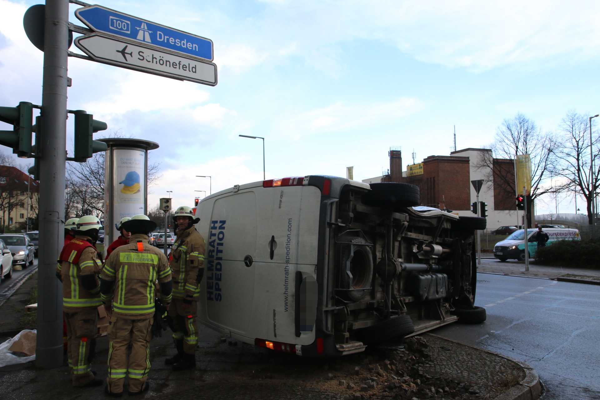 Tempelhof, den 5. März 2019:  An der Oberlandstraße in Tempelhof rammte ein Lastkraftwagen einen Kleintransporter. Dieser fiel um, legte einen Blitzer um und wird momentan von der Feuerwehr aufgerichtet. Die Kreuzung ist Richtung Tempelhof voll gesperrt.