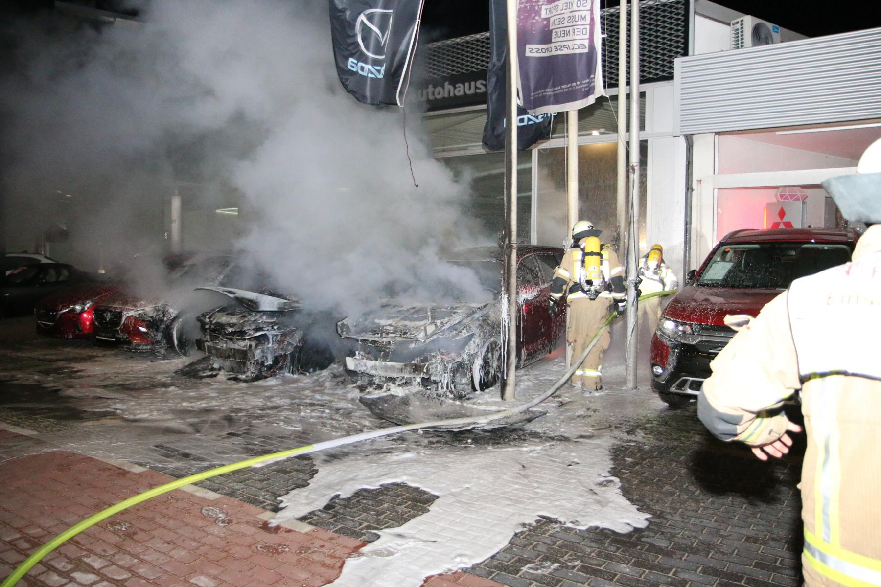 Berlin-Buckow, 10. März 2019 Mehrere Fahrzeuge sind am Sonntagmorgen an einem Autohaus in der Johannisthaler Chaussee in Buckow (Neukölln) ausgebrannt. Zwei Autos brannten vollständig, ein weiteres Fahrzeug brannte teilweise aus. Die Feuerwehr konnte rasch löschen und ein Übergreifen auf das Gebäude verhindern. Die Wache befindet sich unweit der Einsatzstelle. Es wird von Brandstiftung ausgegangen.