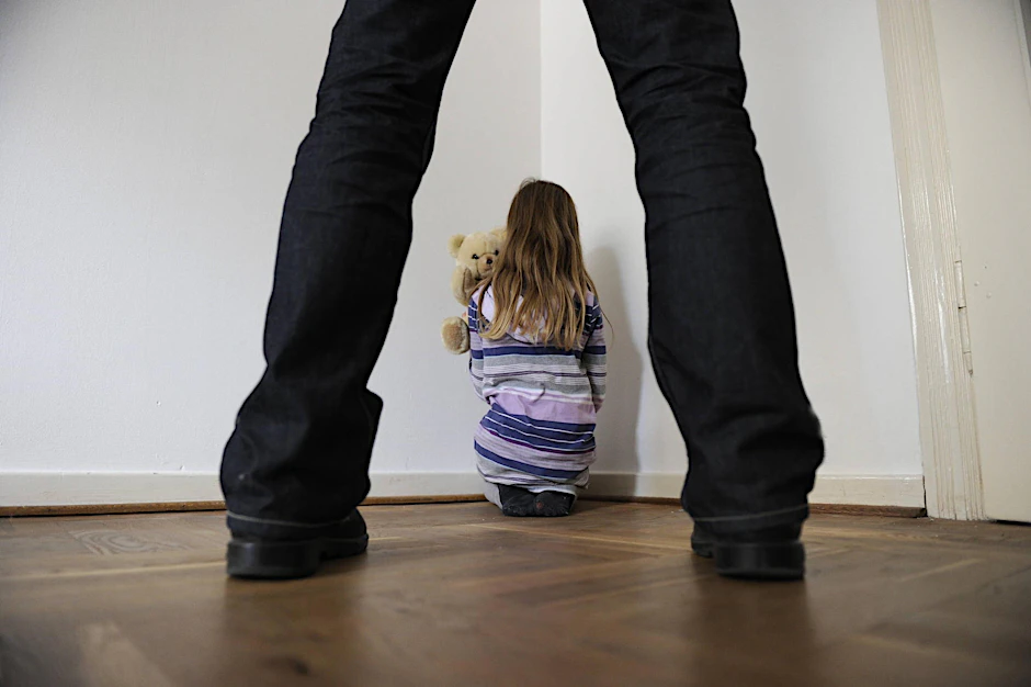 Missbrauch von Kindern (Symbolbild).  