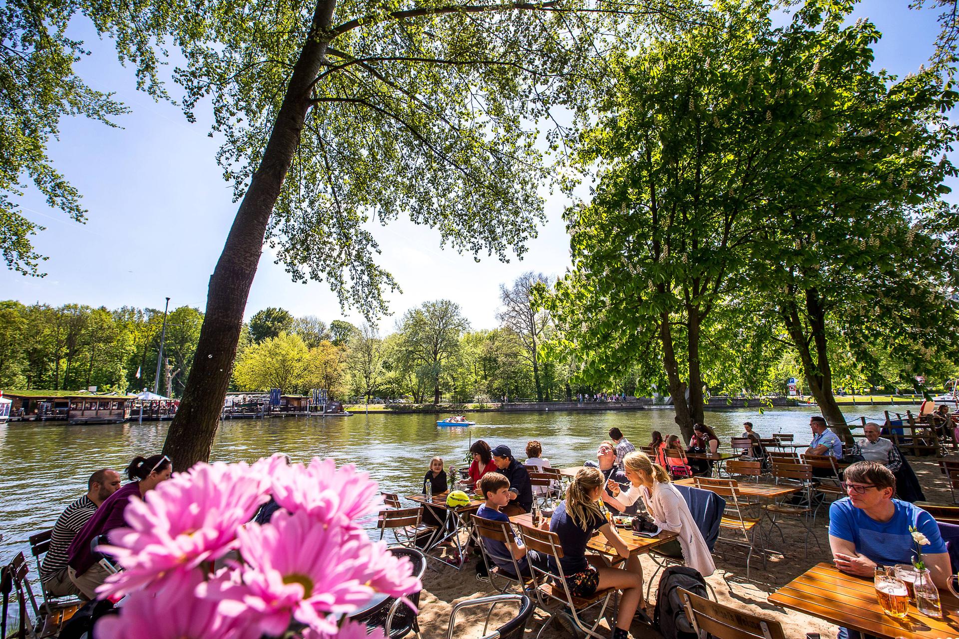 Biergarten, Park, am Wasser: Hier schmeckt das Feierabendbier in Berlin ...