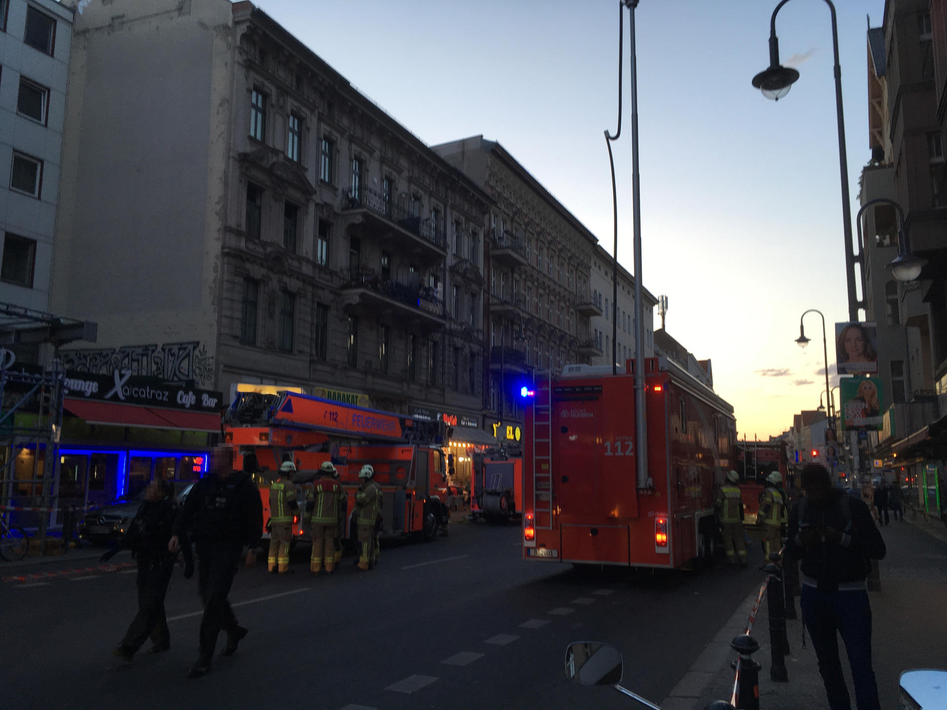 Nach Schwelbrand GasAlarm in Neukölln! Ganzes Wohnhaus evakuiert