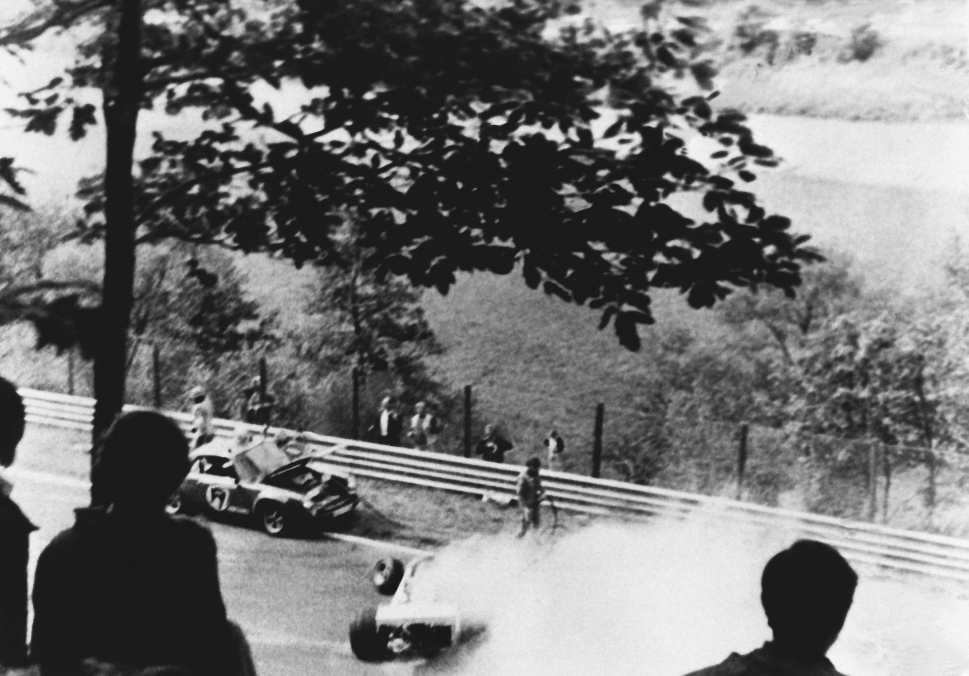 Image - Niki Laudas Unfall 1976 auf dem Nürburgring: Arturo Merzario rettete Lauda das Leben